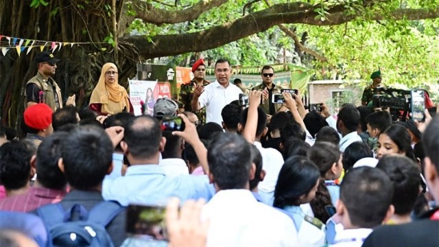 নিজ কলেজে গিয়ে শিক্ষার্থীদের দেশ গড়ার বার্তা দিলেন প্রধানমন্ত্রী তারেক রহমান